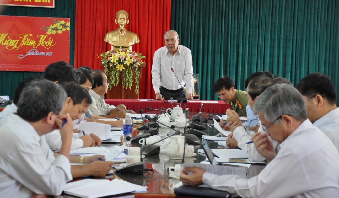 Phó Chủ tịch Thường trực UBND tỉnh, Trưởng Ban tổ chức Lễ hội Y Dhăm Ênuôl chỉ đạo tại cuộc họp