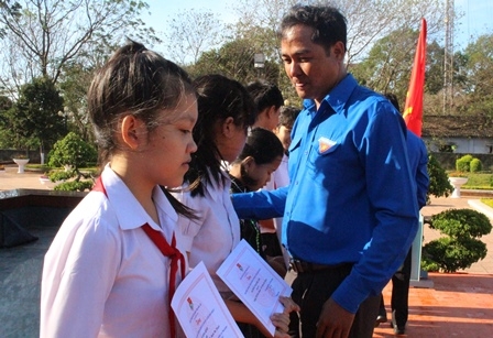 Đại diện lãnh đạo Tỉnh Đoàn trao học bổng cho học sinh nghèo hiếu học