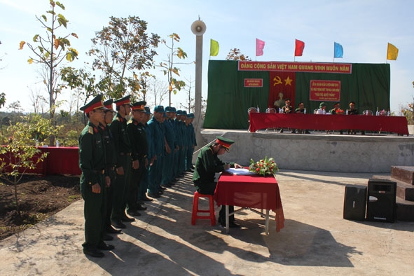 Các đơn vị lực lượng vũ trang huyện Buôn Đôn ký kết giao ước thi đua.  Ảnh: Nguyên Đồng