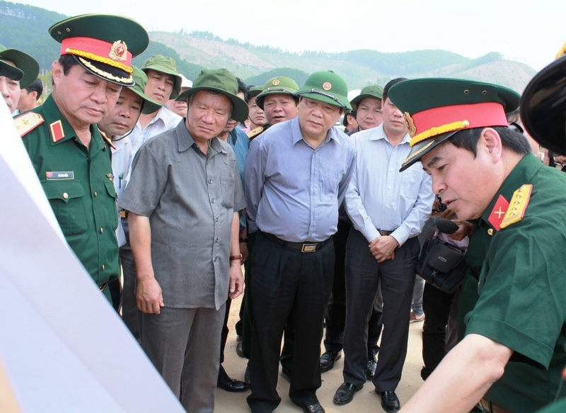 Phó Chủ tịch Quốc hội Huỳnh Ngọc Sơn nghe báo cáo tiến độ đường Trường Sơn Đông đoạn đi qua tỉnh Dak Lak