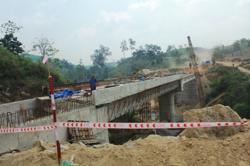 Một cây cầu trên đường Trường  Sơn Đông đang thi công ở xã Cư Prao (huyện M’Drak) 