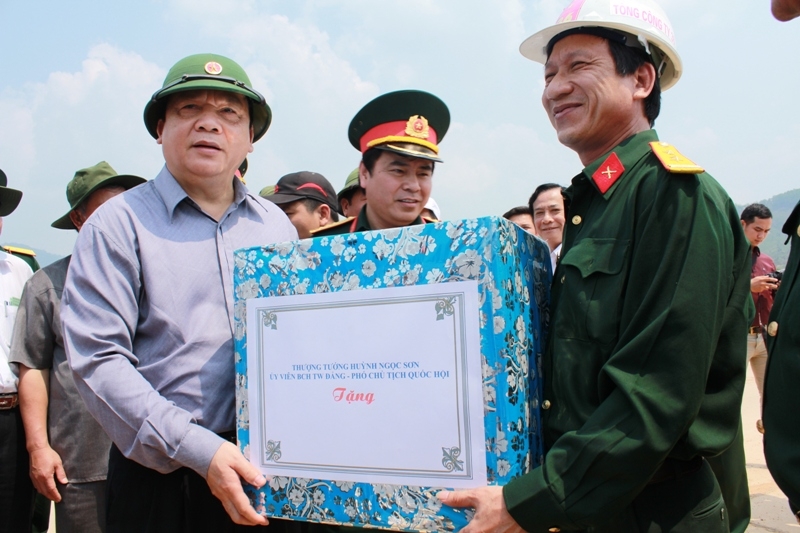 Phó Chủ tịch Quốc hội tặng quà đơn vị thi công đường Trường Sơn Đông đoạn qua xã Krông Á (huyện M’Drak)