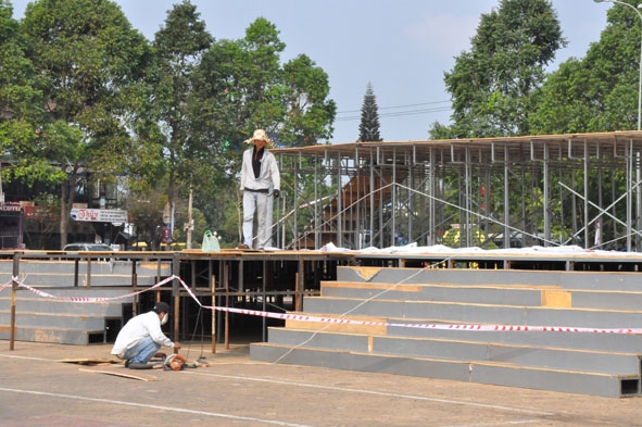 Công nhân đang hoàn thành sân khấu chính  cho Lễ khai mạc tại Quảng trường 10-3.