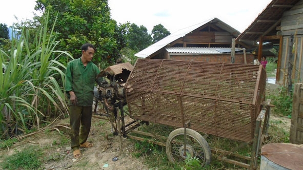 Anh Mai Văn Quân bên chiếc máy bóc vỏ sắn bằng động cơ.