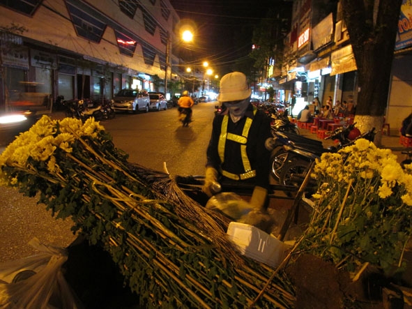 Công nhân vệ sinh môi trường thu gom rác sau Tết  (Ảnh chụp lúc 22 giờ ngày mùng 6 Tết Ất Mùi trên đường Điện Biên Phủ).