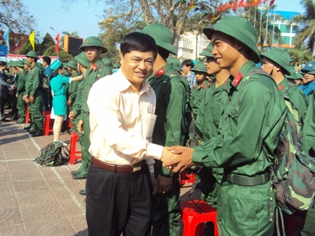 Phó Bí thư Tỉnh ủy Phạm Minh Tấn động viên thanh niên Buôn Ma Thuột trước lúc lên đường nhập ngũ.