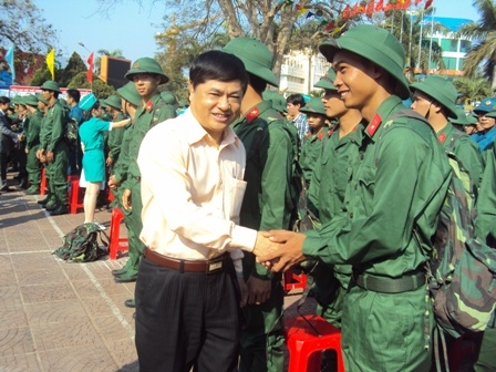 Phó Bí thư Tỉnh ủy Phạm Minh Tấn động viên thanh niên Buôn Ma Thuột trước lúc lên đường nhập ngũ.