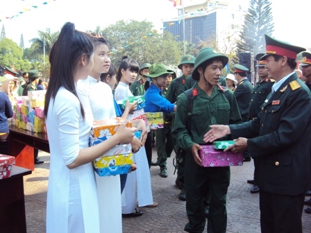 Tặng quả cho thanh niên Buôn Ma Thuột trước lúc lên đường.