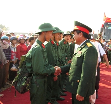 Phó Chính ủy Bộ Chỉ huy Quân sự tỉnh, Đại tá Nguyễn Thanh Bình chúc mừng những thanh niên trúng tuyển nghĩa vụ của huyện Krông Bông.