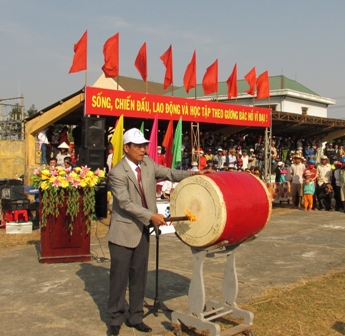 Chủ tịch UBND huyên Krông Bông Huỳnh Bài nổi hồi trống giai, nhận quân.