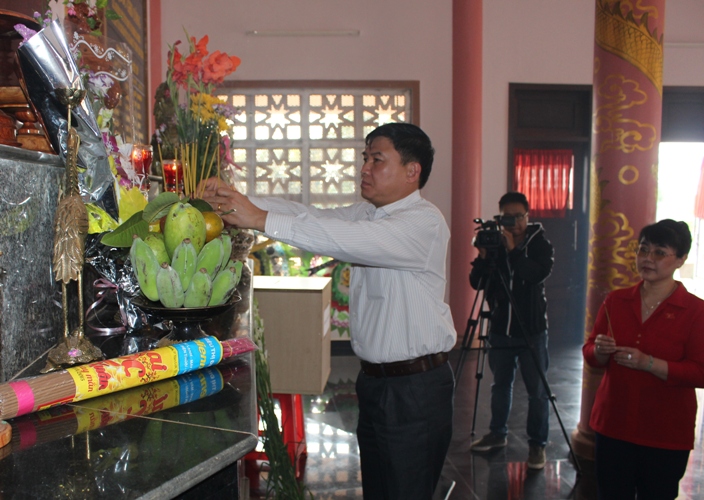 Phó Trưởng Đoàn Đại biểu Quốc hội thành phố Hà Nội dâng hương tưởng nhớ các anh hùng liệt sỹ
