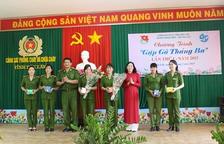 Đại diện Hội LHPN tỉnh tặng hoa và quà chúc mừng