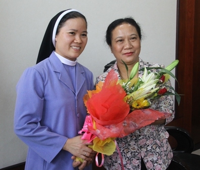Phó trưởng Ban Chỉ đạo Tây Nguyên H'Ngăm Niê K'dăm tặng hoa chị em nhân ngày Quốc tế Phụ nữ 8-3