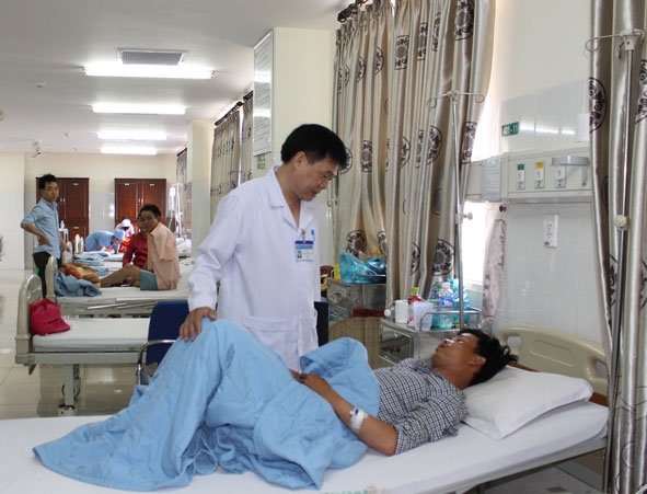 Bác sĩ khoa Ngoại (Bệnh viện Đa khoa Thiện Hạnh) thăm khám cho người bệnh điều trị tại khoa.