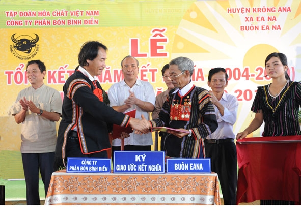 Ông Lê Quốc Phong - Chủ tịch Hội đồng quản trị, Tổng Giám đốc Công ty Cổ phần Phân bón Bình Điền (đứng giữa) nhận Cờ thi đua đơn vị xuất sắc của Bộ Công thương.