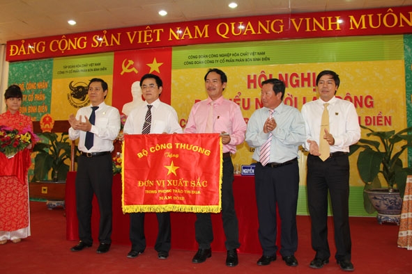 Lễ tổng kết và ký giao ước kết nghĩa giữa Công ty Cổ phần  Phân bón Bình Điền và buôn Ea Na.