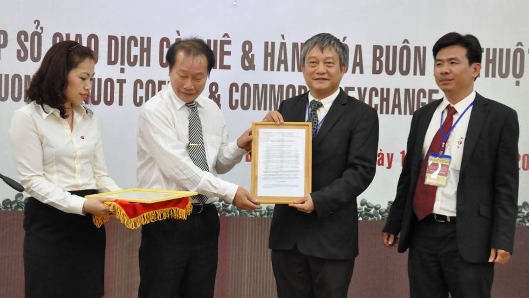 Phó Chủ tịch UBND tỉnh Trần Hiếu trao Chứng nhận đăng ký kinh doanh cho BCCE