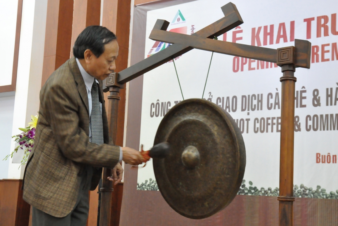 Chủ tịch Hiệp hội cà phê - ca cao Việt Nam đánh cồng khai trương BCCE