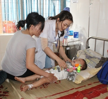 Một trẻ mắc sốt xuất huyết điều trị tại Bệnh viện Đa khoa tỉnh. 