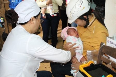 Tiêm vắc xin phòng bệnh cho trẻ tại Trạm y tế phường Tự An (TP. Buôn Ma Thuột).