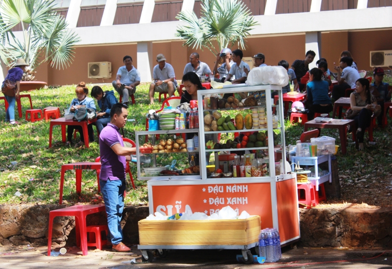Lễ hội diễn ra trong thời tiết nắng nóng, nên các quán giải khát dã chiến luôn đông khách