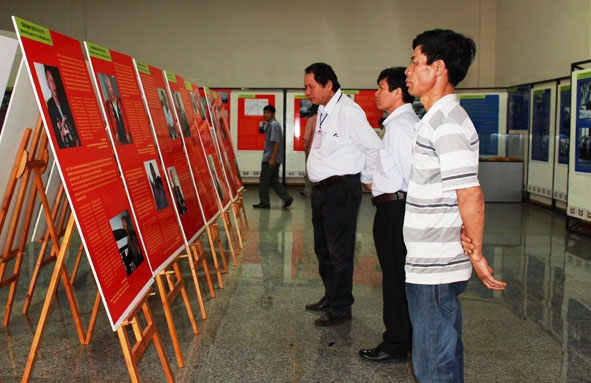 Khách tham quan gian trưng bày hiện vật –  ảnh Kỷ niệm 40 năm Chiến thắng Buôn Ma Thuột tại Bảo tàng Dak Lak.  
