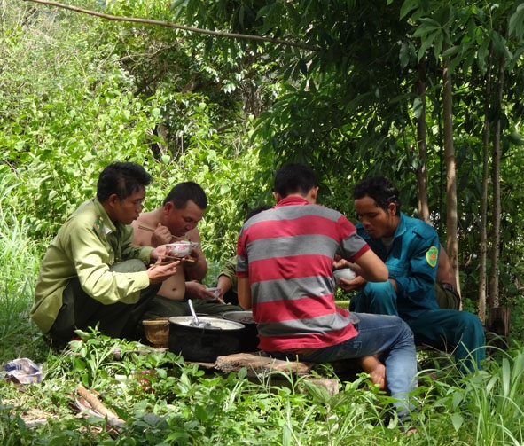 Bữa cơm trưa trên đường tuần tra của nhân viên kiểm lâm Khu BTTN Nam Ka.