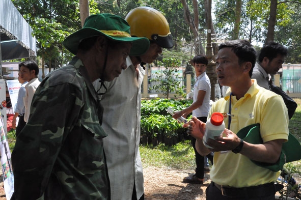 Bà con nông dân đang nghe tư vấn về một sản phẩm thuốc bảo vệ thực vật.