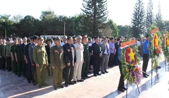 Các cựu chiến binh E95 đến viếng Nghĩa trang Liệt sĩ tỉnh.