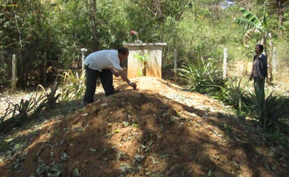 Ông Lê Văn Quyết (buôn Lê, thị trấn Liên Sơn, huyện Lak) thắp hương  mộ voi của gia đình mình.