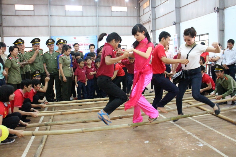 ... giữa các đoàn viên thanh niên của Cục An ninh Tây Nguyên với địa phương