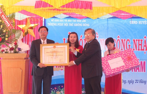 Thừa ủy quyền UBND tỉnh, ông Phan Hồng, Giám đốc Sở GD-ĐT trao Bằng công nhận trường Chuẩn quốc gia cho Ban Giám hiệu Trường Phổ thông Dân tộc nội trú Krông Bông.