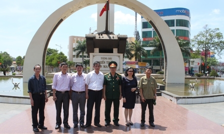 Các cựu chiến binh E 95 tới thăm tượng đài chiến thắng  Buôn Ma Thuột.