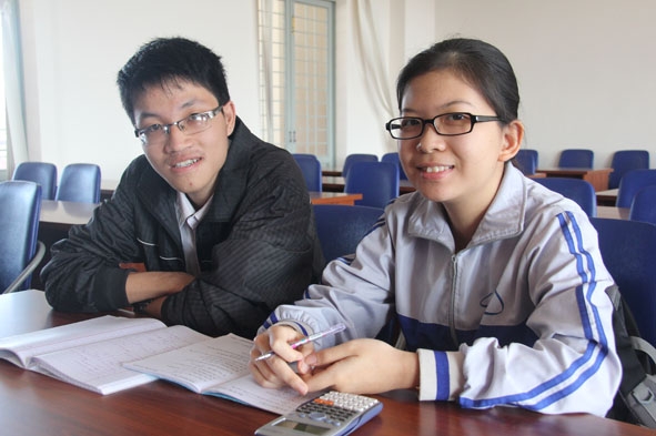 Em Phạm Nguyễn Ngọc Bảo (bìa trái) và Huỳnh Thị Bích Chi (Trường THPT Chuyên Nguyễn Du) cùng đoạt giải Nhì HS giỏi quốc gia năm học 2014-2015