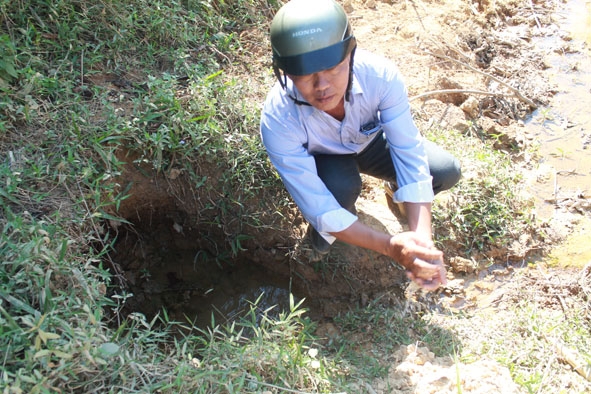 Các hốc nước cạnh suối Ea Rớt được người dân tự đào để lấy nước về sử dụng  trong ăn uống.