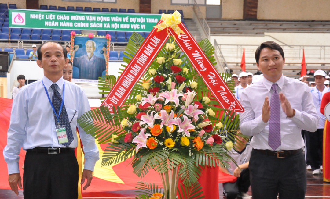 Phó Chủ tịch Nguyễn Hải Ninh tặng lẵng hoa chúc mừng Hội thao của UBND tỉnh