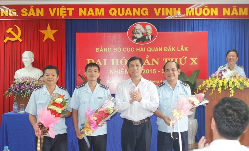Đại diện Đảng ủy khối các cơ quan tỉnh tặng hoa các đồng chí không tham gia Ban chấp hành Đảng bộ Cục Hải quan Dak Lak khóa mới 2015-2020 
