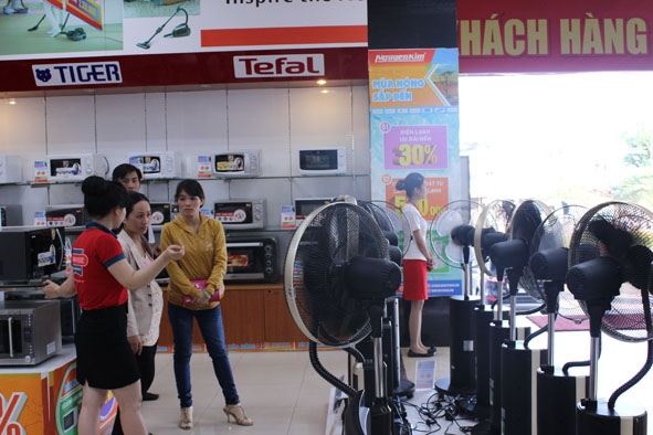 Khách chọn mua quạt phun sương tại một Trung tâm mua sắm ở Buôn Ma Thuột.