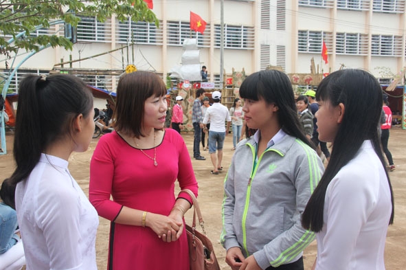 Cô, trò Trường THPT Huỳnh Thúc Kháng (thị xã Buôn Hồ) trao đổi kinh nghiệm học, thi tốt môn Ngữ văn