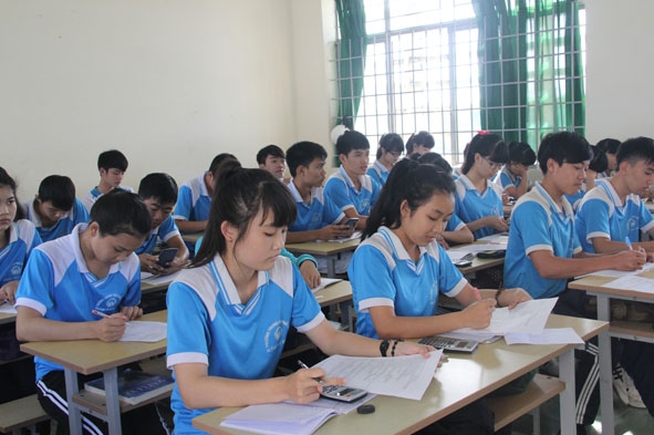 Giờ tự ôn tập của học sinh lớp 12 Trường THPT Huỳnh Thúc Kháng (thị xã Buồn Hồ)