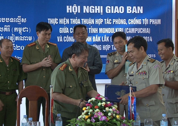 Lễ ký cam kết giữa Công an hai tỉnh Dak Lak và Mondulkiri tại Hội nghị.
