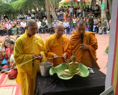 Lễ tắm Phật...