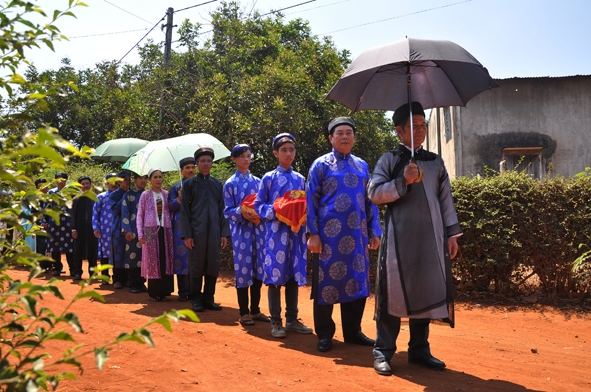 Họ nhà trai đem lễ vật sang nhà gái .