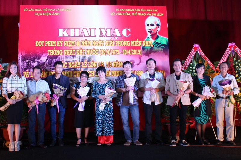 Các nghệ sĩ điện ảnh ra mắt khán giả Dak Lak