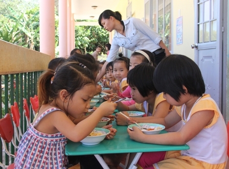 Giờ ăn trưa của các cháu Trường Mầm non Krông K'mar (huyện Krông Bông)