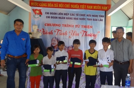 Đại diện ban tổ chức Chương trình tặng quần áo