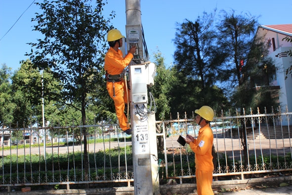 Một buổi kiểm tra công tơ điện của công nhân Điện lực  Cư M’gar để kịp thời phát hiện vi phạm.