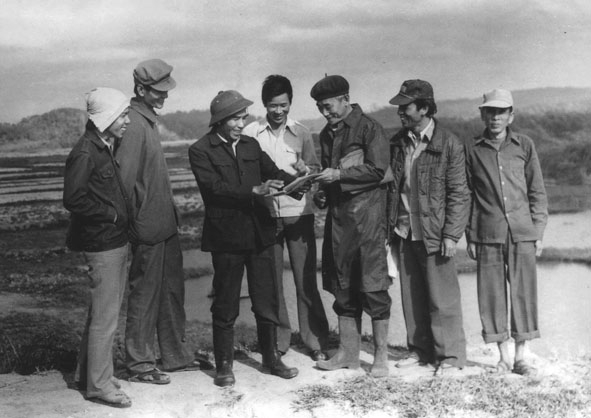 Nguyên Phó Chủ tịch UBND tỉnh Nguyễn An Vinh (người đội mũ cối) và đại diện các sở, ngành kiểm tra việc thực hiện quy hoạch cánh đồng  Buôn Triết năm 1987 (chụp lại từ ảnh tư liệu do ông Nguyễn An Vinh cung cấp).