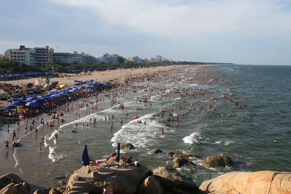 Vào mùa du lịch, bãi biển Sầm Sơn thu hút rất đông khách.