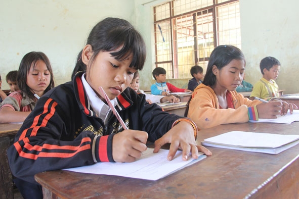 Các em học sinh Trường Tiểu học Đinh Núp (xã Ea Yiêng, huyện Krông Pak) làm bài kiểm tra hoàn thành chương trình tiểu học. 